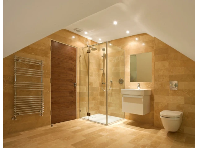 Moderná minimalistická kúpeľňa v podkroví.