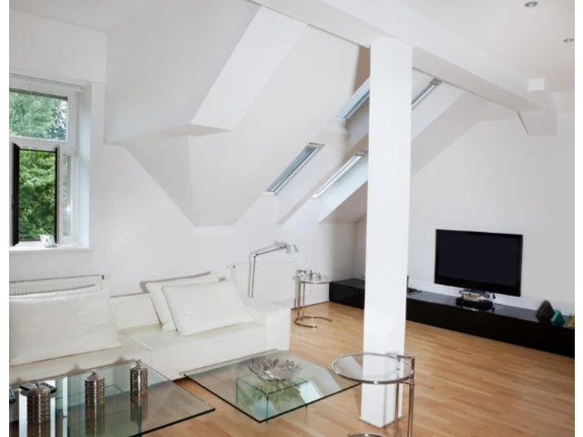 Moderne zariadená obývačka v podkroví.