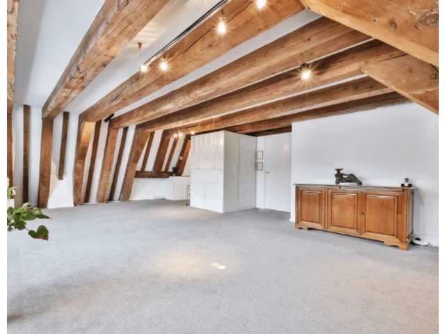 Skrine a skrinky v podkroví.