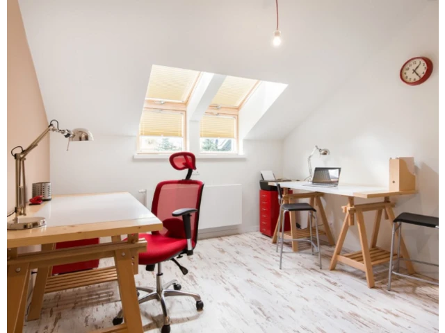 Pracovné stoly v podkroví.