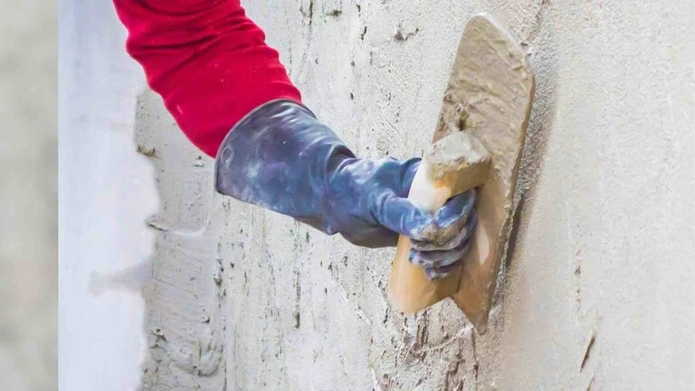 Aplikácia jadrovej omietky na múr hladidlom