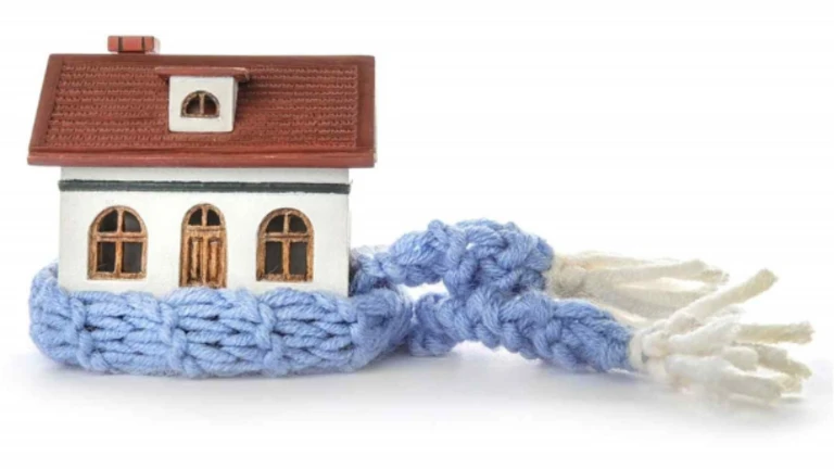 Dom v zime s červenou strechou v modrom šále