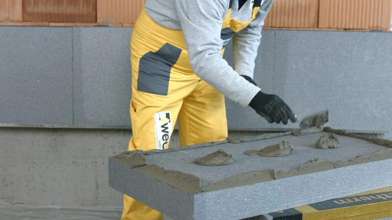 Lepenie izolačnej dosky s lepidlom na fasády