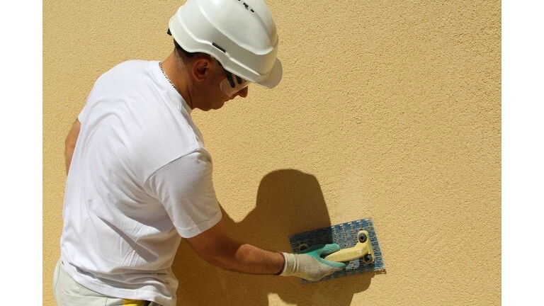 Natieranie žltej omietky.