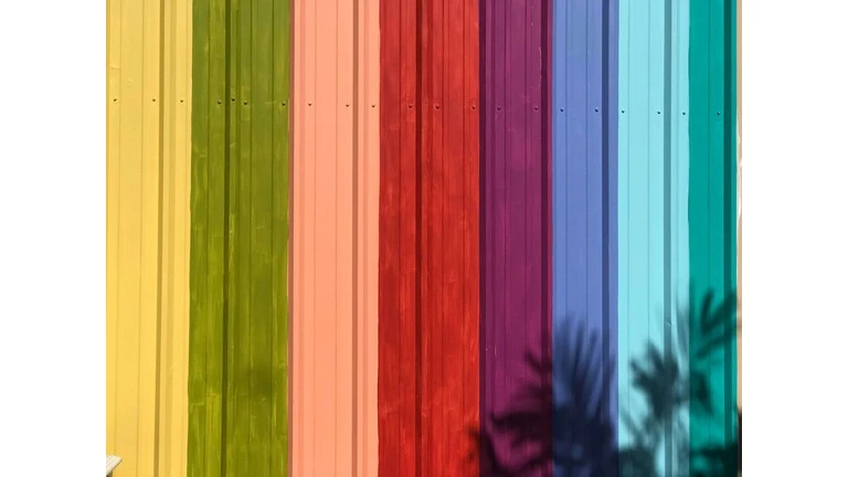 Farebná plechová stena s rôznymi odtieňmi