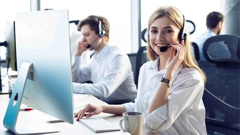 Podpora zákazníkov a prijímanie reklamácií žena pri počítači