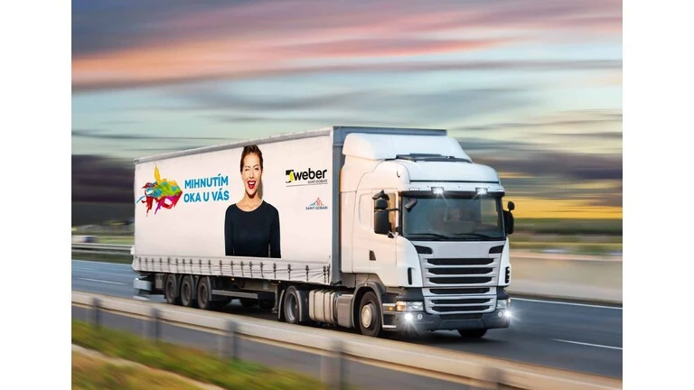 biely Weber kamión idúci po diaľnici