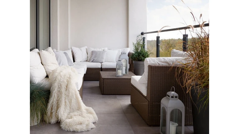 Ratanové pohodlné sedenie na balkóne