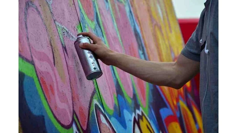 Striekanie graffiti na fasádu sprejom