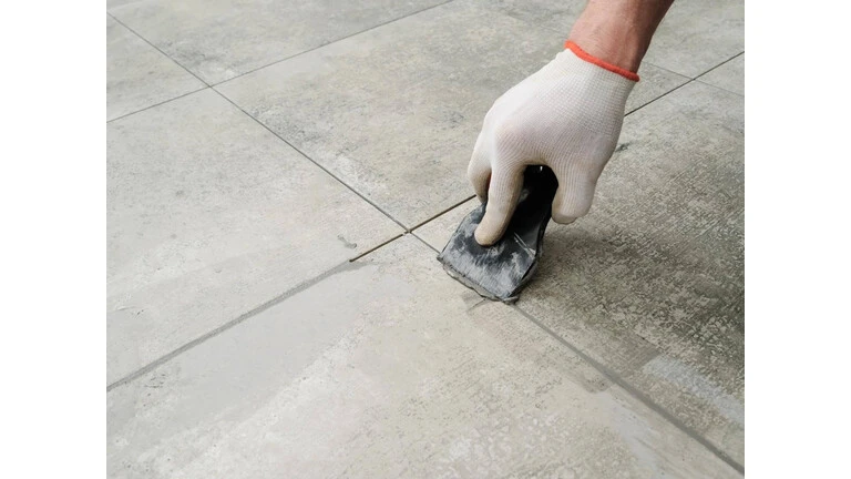 Škárovanie dlaždíc špachtľou