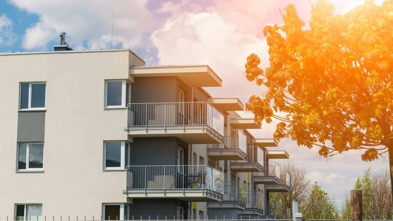 Obrázok zatepleného panelového domu