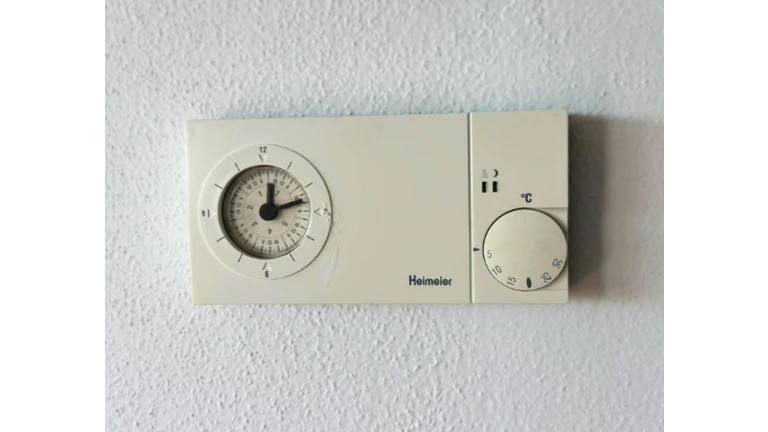 Vypnutý termostat na chodbe.