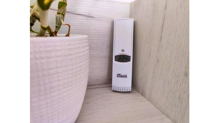 Termostat v detskej izbe zobrazujúci 22,4 ºC.
